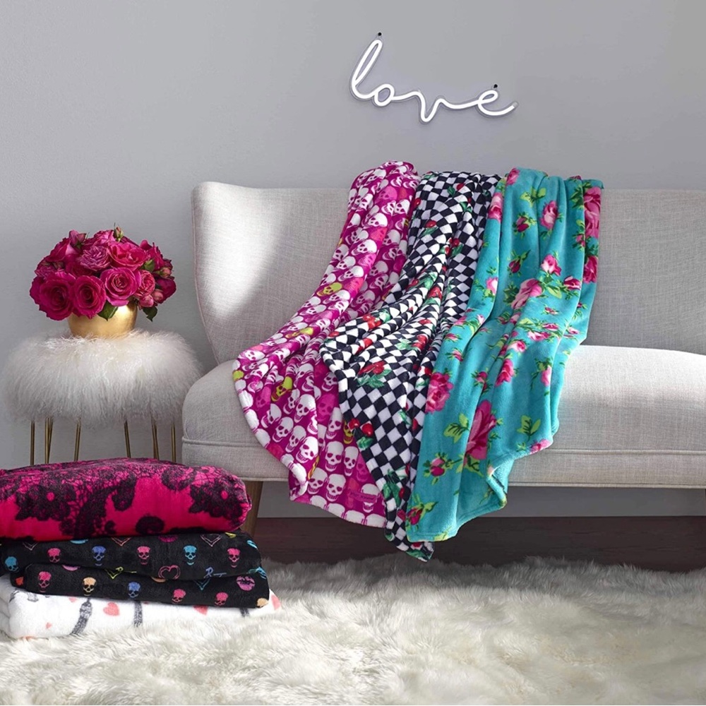 ✨NWT✨ Betsey Johnson ❗️SALE❗️Floral Rose Oversized Plush Throw Blanket - Picture 9 of 11